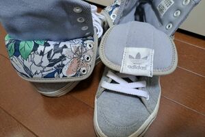 adidas。スニーカー。レディース。キッズ。女の子。23㎝。ハイカットスニーカー。花柄