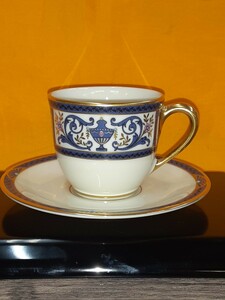 美品　アメリカ 1889年創業　陶磁器ブランド　レノックス　ホワイトハウス愛用　デミタスカップ&ソーサー(アイボリー、金彩ライン)