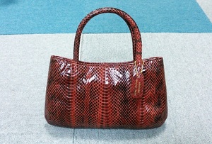 【中古・美品】 ノーブランド GENUINE SNAKE SKIN 蛇革 ハンドバッグ 手提げバッグ サイドバッグ ヘビ革 赤系 レッド