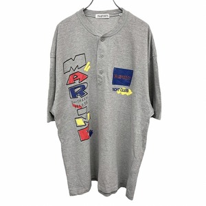 ピアスポーツ PIASPORTS 鹿の子 Tシャツ ヘンリーネック ロゴ 英字 プリント 5分袖 日本製 綿100% 4 杢グレー 杢グレー×青×赤×黄 メンズ