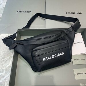 ●極美品●新品同様●未使用 Balenciaga ブラック の メンズ Everyday ウシの皮 ベルトパック 552375DLQ4N1000