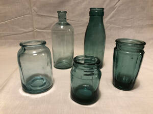 昭和初期のグリーンガラス製品5個 牛乳瓶型×1 薬瓶細首型×1 薬瓶型×2 コップ×1 昭和レトロ