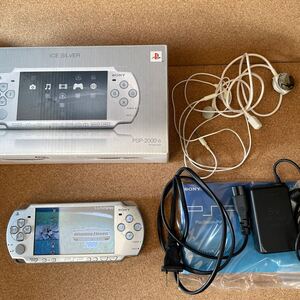 PSP PSP-2000IS （アイス・シルバー）　箱説付　オマケ　8GBメモリースティック　ウイニングイレブン2008 付 PSポータブル