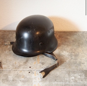 希少 ヴィンテージ ドイツ Luftschutz WW2 ドイツ軍 スチール ヘルメット レザーストラップ メタル 黒ブラック 古道具 店舗什器 ナチヘル