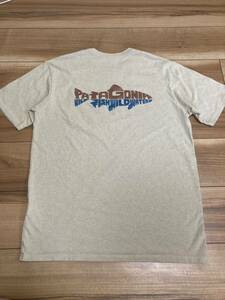 patagonia パタゴニアp6 トラウト　ポケット付きtシャツ 半袖Tシャツ カーキ　２０２２年製 ＯＲＴＮ　レギュラーフィットＸＳサイズ