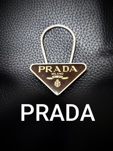 PRADA　プラダ　キーホルダー　キーケース　キーリング　スマートキー　 チャーム 三角プレート M285 ロゴ　ダークブラウン