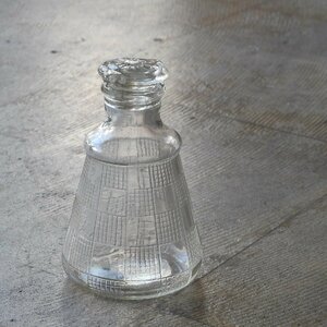 市松模様のふるいガラスの醤油瓶 HK-a-02678 / ウラン発光 ウランガラス 硝子 氷コップ あめや瓶 醤油さし 昭和レトロ