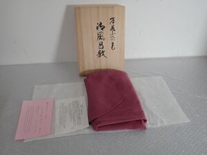 ●代EB291-60　未使用品保管　万葉の色 紫 縮緬 風呂敷 茶道具　栞・共箱　絹100％