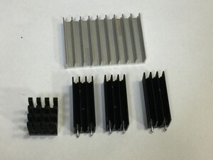 アルミ放熱板　４個　4.2×6.5×1㎝　1.5×4×1.6㎝×３個　2.1×2.1×2.5㎝　　中古　　2F01AA