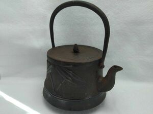 鉄瓶　銘入り　工芸品　茶道具　アンティーク　急須　湯沸かし　時代物　煎茶 (22_20202_6)