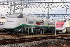 ◆[11-32]鉄道写真:JR E926形(East-i)とE3系新幹線(つばさ/シルバー)の並び◆2Lサイズ