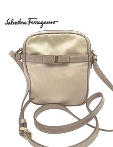 1円　超美品　Salvatore ferragamo サルヴァトーレフェラガモ　ブランド　ベージュ　ショルダーバッグ　バッグ　ミニ　リボン　YP303