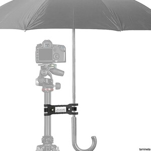 三脚傘ホルダー 写真撮影 防雨 雨天時 一脚 カメラ アクセサリ 天候 軽量 両側クランプ プラスチック ブラック アウトドア 三脚に固定傘！