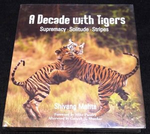 A Decade with Tigers: Supremacy, Solitude, Stripes★トラ洋書　写真集・ドキュメンタリー　フォトストーリー　野生動物　虎　タイガー　