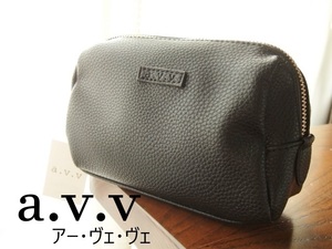 新品タグ付き　a.v.v(アー・ヴェ・ヴェ)　型押しエンボスレザー　フェイクレザー　たくさん入るポーチ　ブラック 黒 便利な内ポケット付き