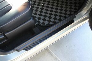 送料込 汎用カーボン調 エントランスモール ドアスカッフプレート 光沢有 在庫処分 Lサイズ 60cm 2本1セット カット 加工可能 旧車 部品
