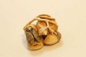 希少作超絶技巧　根付師玉陽斎光雛　牙彫果物に蝉根付　提げ物　NETSUKE　在銘　江戸期　谷斎の師