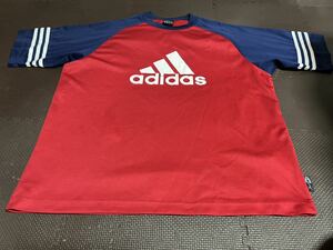 新品adidas赤、濃紺、ロゴ白、ライン白３本半袖ストレッチトップス　サイズＭ