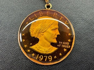 241028●○アメリカ　コインネックレス　LIBERTY 1979　ケース付　ペンダント　現状品○●