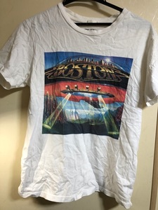 格安廃版レアモデル・GU(ジーユー)・白系地・BOSTON 米国人気ロックバンド ボストンプリント入り半袖Tシャツ S