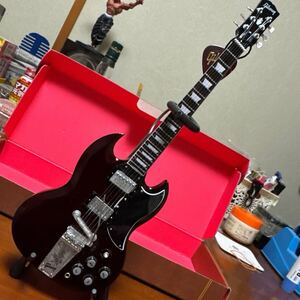 Gibson ギブソンSG 1964 スタンダード チェリー ミニチュアギター オブジェ ハードケース風箱入り オフィシャル品 AXE HEAVEN