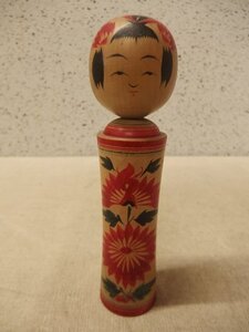 0740298s【大沼力 鳴子系 伝統こけし】H22cm程度/中古品/木工 工芸品 置物/首が回り音がします