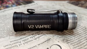 【中古】SUREFIRE V2 VAMPIRE 2セル6V純正ボディ BK 現行ロゴ シュアファイア検（6P