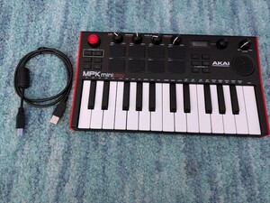 0607u1005　Akai Professional(アカイプロ) AKAI Professional 25鍵盤 MIDIキーボードコントローラー スピーカー搭載 MPK Mini Play MK3