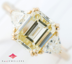 エメラルドカット LIGHT YELLOW ダイヤモンド2.555ct ダイヤモンド 計0.80ct 18金 13号 リング【中古】