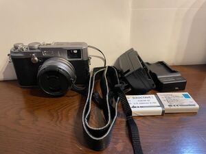 ■ FUJIFILM Finepix 初代 X100 シルバー　充電器 予備バッテリー付き