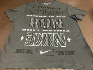 美品NIKE DRI-FIT濃いグレー、ロゴグレー、黒、半袖ストレッチトップス　サイズL