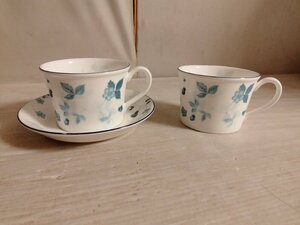 WEDGWOOD カップ2客とソーサー１枚