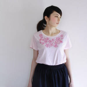 レディース Tシャツ Lサイズ ピンク コサージュ桜柄Tシャツ 手描きで描いた桜の花柄Tシャツ 女性　プレゼント