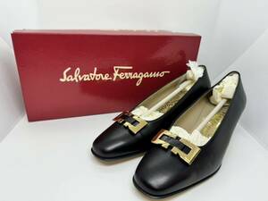 ◇美品 Salvatore Ferragamo サルヴァトーレフェラガモ 5 1/2 23.0 パンプス ヒール レディース ブラック ゴールド金具 箱付