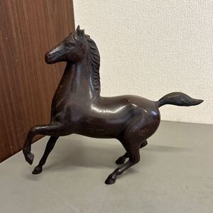 銅製 馬 置物 オブジェ インテリア 金属工芸 駆ける馬 高さ約24cm 幅約29cm ※汚れや傷み等あります。 耳の部分欠けています。