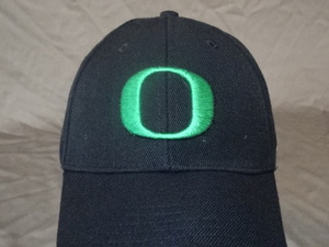 激レア USA購入 【NIKE】製 USカレッジ オレゴン大学ダックス 【OREGON DUCKS】 スウォッシュ 【O】ロゴ刺繍入りキャップ 黒 中古良品