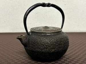 A3　南部鉄器　鉄瓶　南部　精末　小振り　花紋　花模様　金属工芸品　砂鉄　急須　煎茶道具　高さ約12㎝　幅約11㎝　総重量約670g　現状品