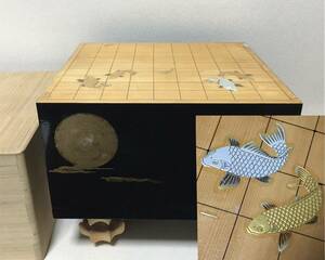 【B777】将棋盤　黒塗　蒔絵　鯉/松　厚み21cm　36.5×33.5cm　蓋付き