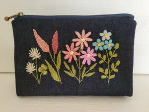 ハンドメイド 手刺繍 デニム 刺繍ポーチ ピンクのお花 