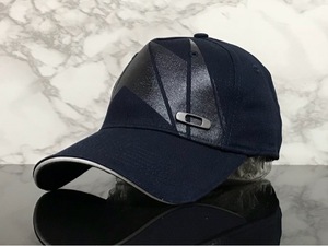 【未使用品】61D 訳あり★OAKLEY オークリー キャップ 帽子 CAP お洒落なネイビーの伸縮素材とフロントデザイン♪《伸縮前60㎝-63㎝位迄》