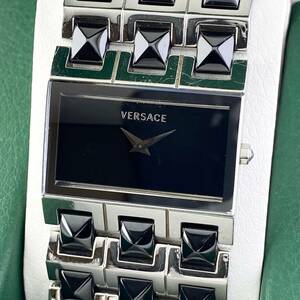 【1円〜】VERSACE ヴェルサーチ 腕時計 メンズ 75Q ブラック文字盤 スタッズ ブレスウォッチ スクエア 可動品