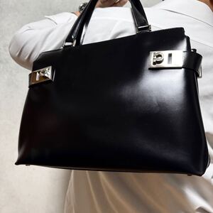 美品/A4収納◎ Salvatore Ferragamo フェラガモ メンズ レザー 本革 ビジネス トートバッグ 肩掛け ガンチーニ金具 ブラック 黒 ダブル