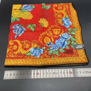 GIANNI VERSACE　ジャンニ　ベルサーチ　ヴェルサーチ　ハンカチ 　レッド　花柄　バラ　no.27