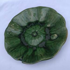 陶器の皿 緑の葉 蛙 直径約250㎜ 高さ約50㎜ 重量約1400g かえる カエル 大皿 アジア雑貨 【3019】【K306】