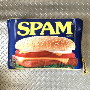 送料込み★SPAM クッション アメリカン雑貨 ハワイアン インテリア小物 車の中にもオススメ！ ランチョンミート缶詰め スパム●新品/未開封