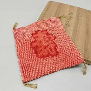 ■24＊9154■御富久紗　寿　総しぼり/絞り ふくさ　敷物　ミニマット　約25×29cm　木箱入り　淡朱色地　和柄　袱紗・冨久紗