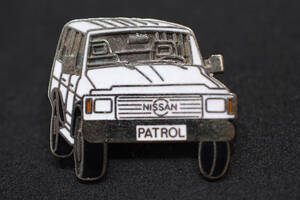 ■ NISSAN ピンバッジ PATROL (白) 欧州仕様 W30mm Rcitys ニッサン 日産 パトロール 旧車 サファリ 160 Y60 Y61