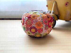 お花の手刺繍　ハンドメイド リネン生地 小物収納　丸ポーチ 小物入れ