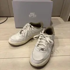 NIKE AIR FORCE 1 LV8 24.5cm ホワイト　ベージュ