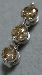 【ペンダントトップ】K18WGトリロジーダイヤモンド1.00ct